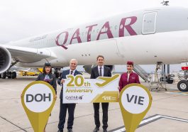 Apron with signs - Eric Odone (VP- Europe, Qatar Airways & Nikolaus Gretzmacher (SVP Operations, Vienna Airport) (c) Vienna Airport