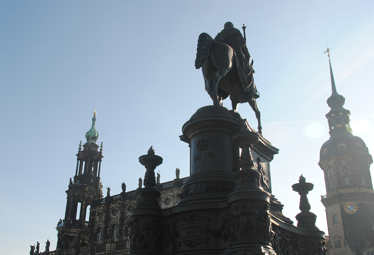Dresden: König-Johann-Statue vor der Semperoper © Reisekompass