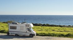 Campingwagen bei Sagres in Portugal (Bigstock / Joyfull)