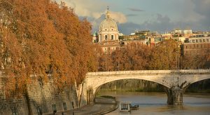 Rom im Herbst: Blick auf den Tiber (Bigstock.com / Crisfotolux)