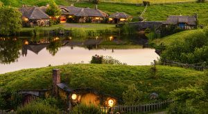 Hobbit-Feeling in Hobbiton in Neuseeland (F: Hobbiton™ Movie Set, www.hobbitontours.com)