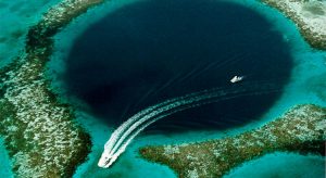 Great Blue Hole vor Belize (Foto: Wikicommons, gemeinfre