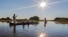 Ausfahrt im traditionellen Mokro vom Camp Okavango des Betreibers Delta & Desert Safaris (Foto beigestellt)