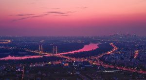 Blick auf Warschau bei Nacht Reisekkompass (Foto: Lukasz Niescioruk via unsplash.com)